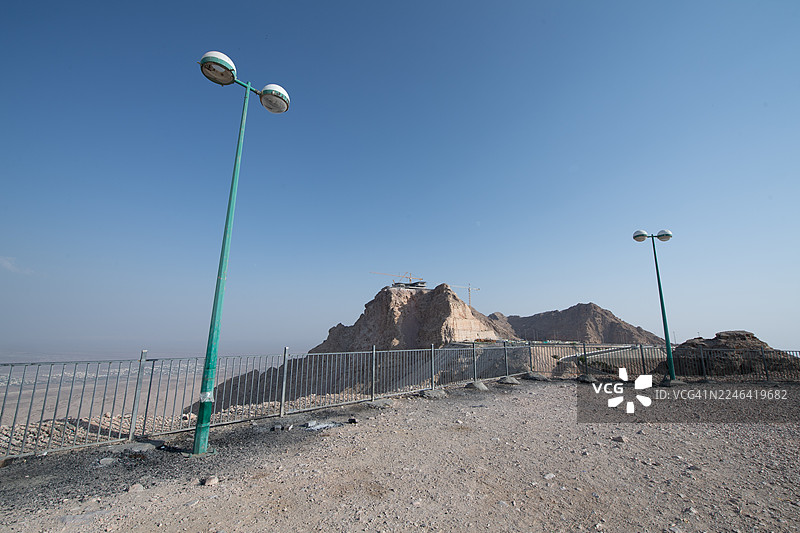 阿联酋艾因杰贝勒哈菲特沙漠山景，有蓝天和路灯图片素材