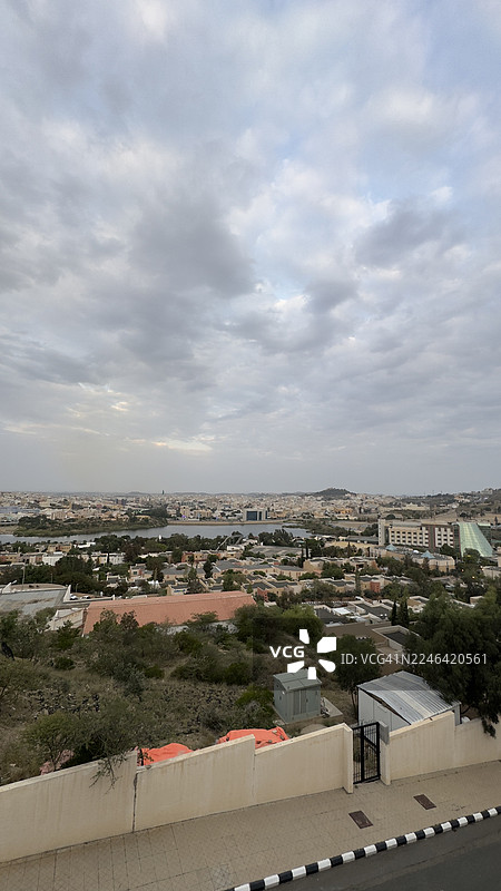 俯瞰湖泊小镇的风景，天空多云图片素材