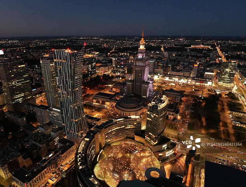 夜间灯火辉煌的城市建筑高角度视图，展示了现代建筑和城市发展图片素材