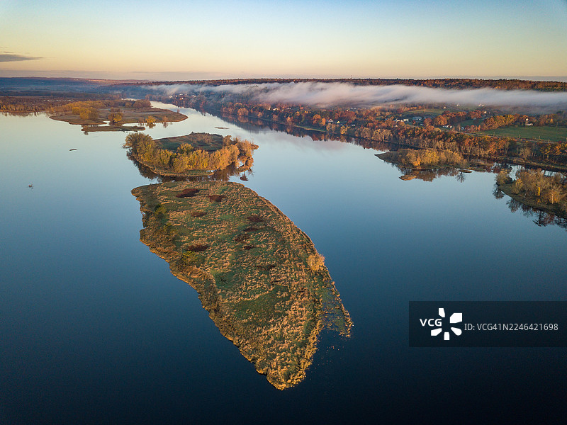 加拿大新不伦瑞克省弗雷德里克顿市圣约翰河畔美丽的秋叶图片素材