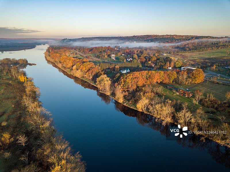 加拿大新不伦瑞克省弗雷德里克顿市圣约翰河畔美丽的秋季落叶图片素材