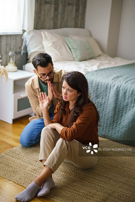 女人在家里因感情问题拒绝男人道歉图片素材