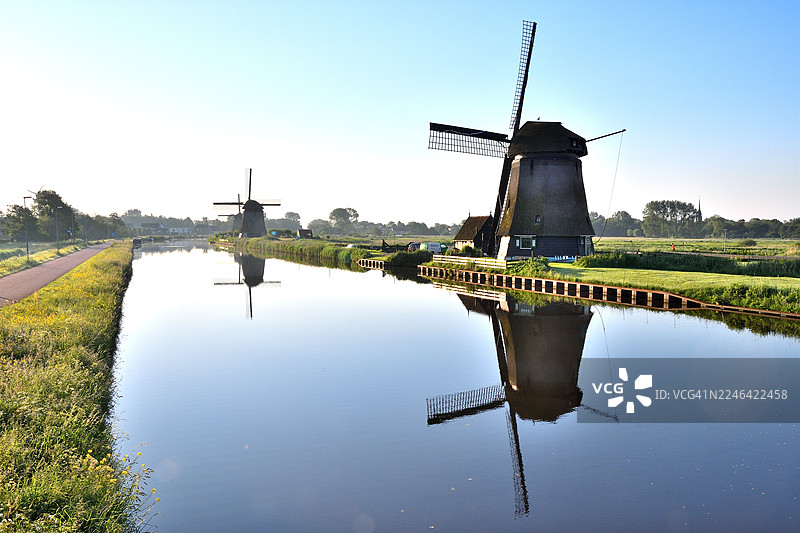 荷兰乡村的运河倒映着传统的风车图片素材