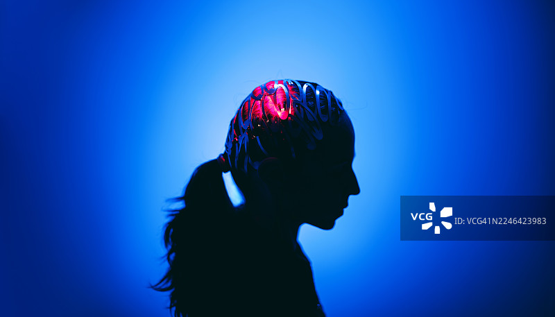 创新与思考的抽象光影人像剪影，与大脑和认知功能主题相关图片素材