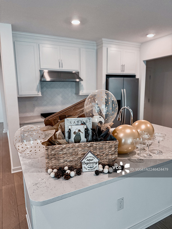现代厨房岛台上的乔迁新居庆祝礼品篮图片素材