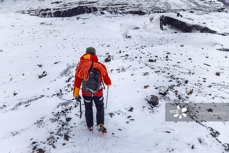 男人穿越冰川图片素材