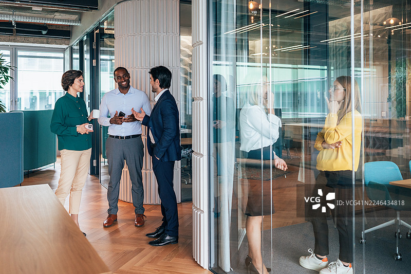 办公室忙碌的一天图片素材