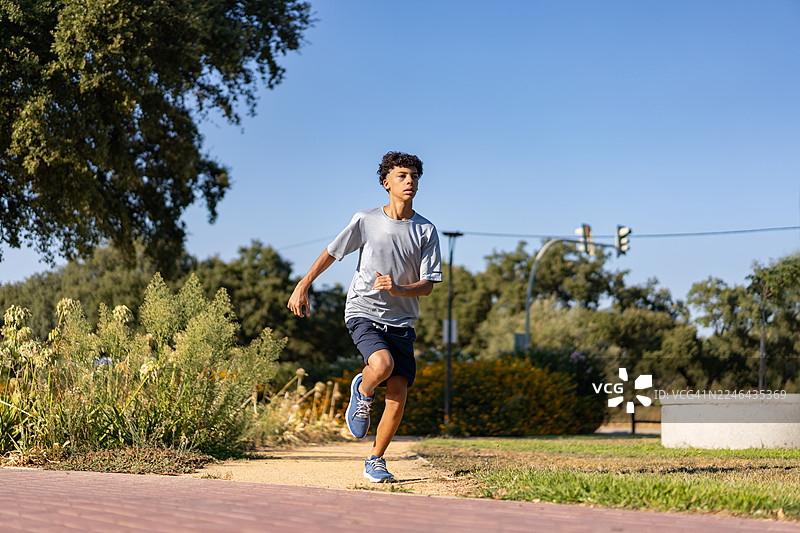 少年在巴卡洛阿公园跑步图片素材