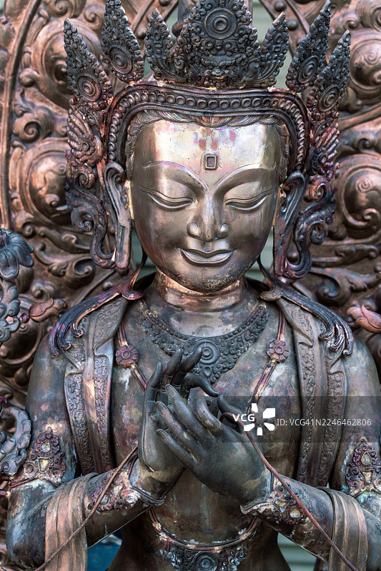 精美的青铜佛像和菩萨造像特写，细节精湛，散发着宁静冥想的氛围。象征着精神、亚洲文化、艺术和古代工艺。图片素材