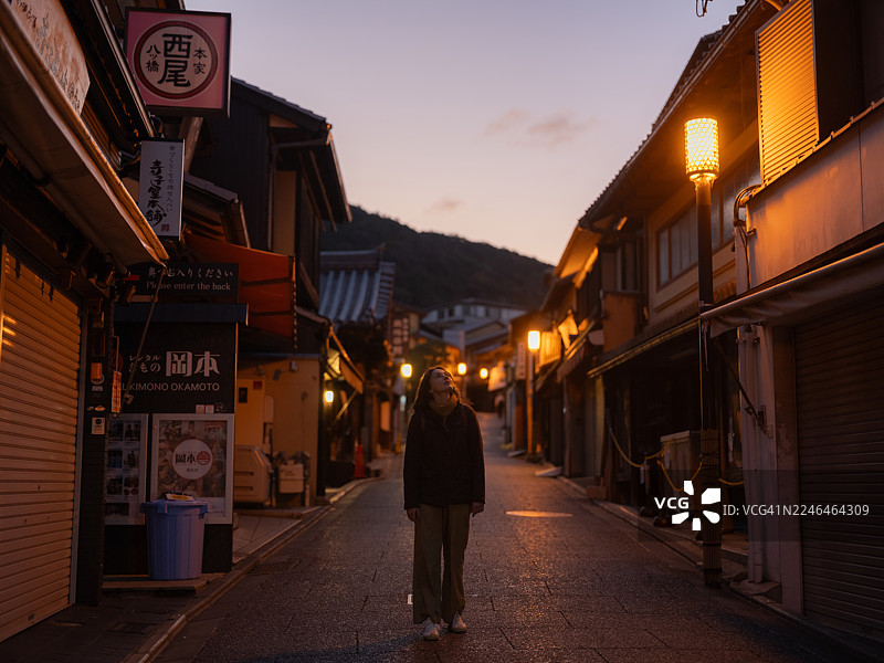 女子走在京都老城的空旷街道上图片素材