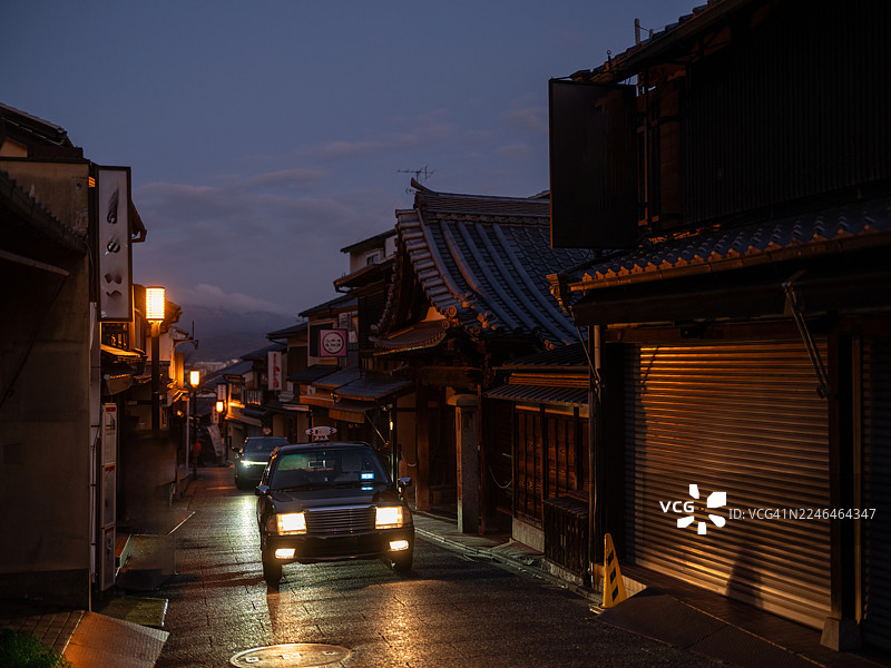 日本京都，灯火通明的东山区图片素材