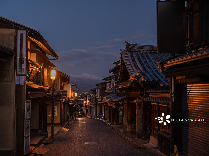 秋季日本京都狭窄的古老街道图片素材
