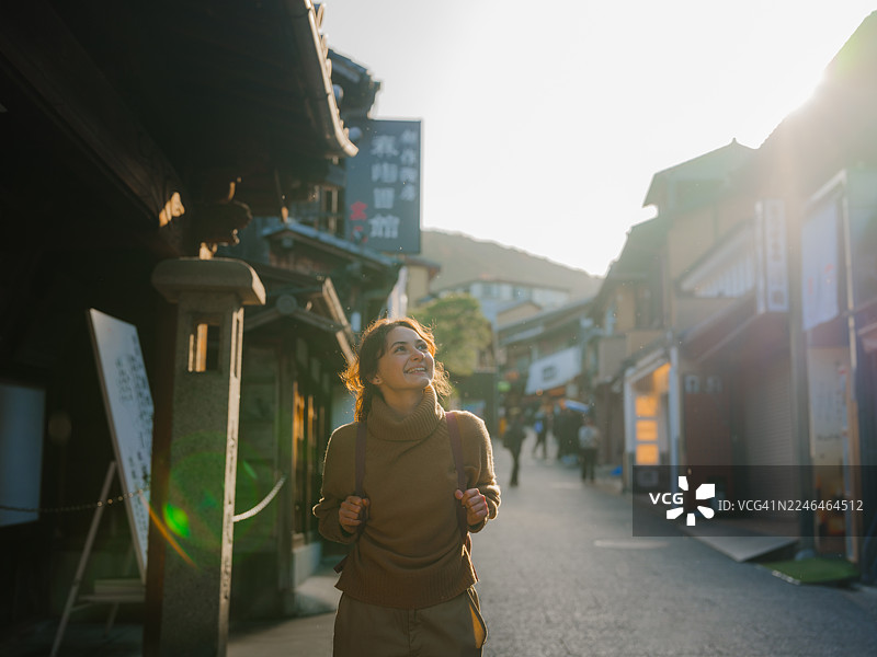 一名女子在日本秋季旅行期间漫步在京都图片素材