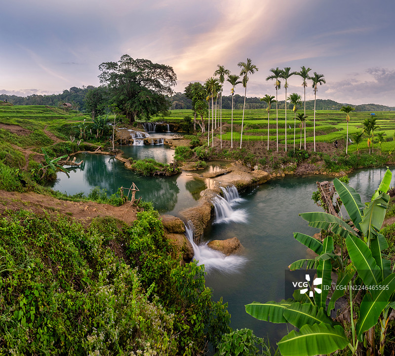 小卡丘拉：绿松石色的瀑布与充满活力的松巴岛梯田相遇。图片素材