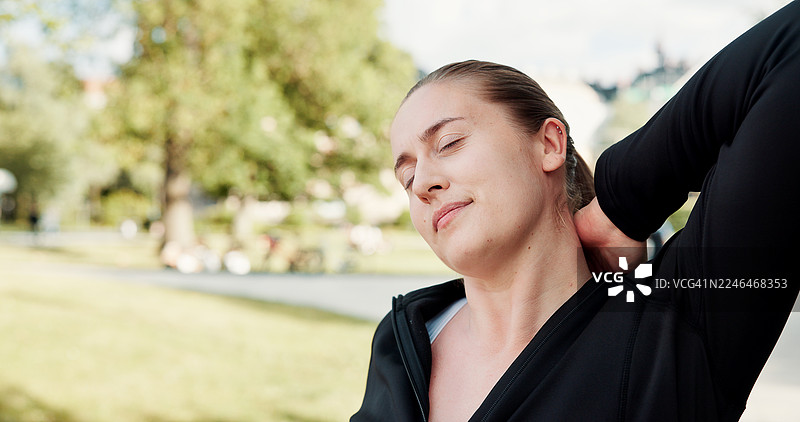 健身，女性在自然环境中热身、进行有氧运动并准备训练。在公园进行户外锻炼、健康养生和自我护理的运动员、跑步者和晨练者，在城市街道上。图片素材