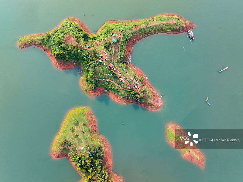 泰国亚拉邦邦浪水库上的薄雾岛屿，景色独特而葱郁。图片素材