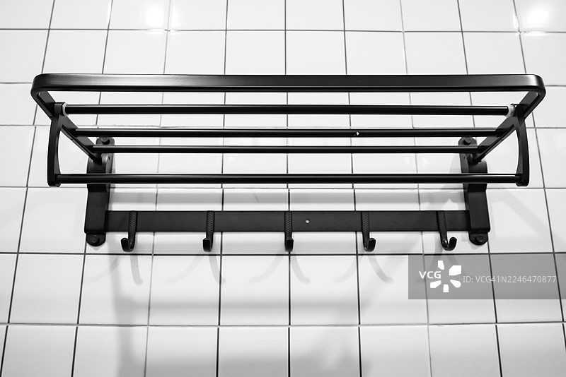 现代浴室常用的黑色壁挂式毛巾架图片素材