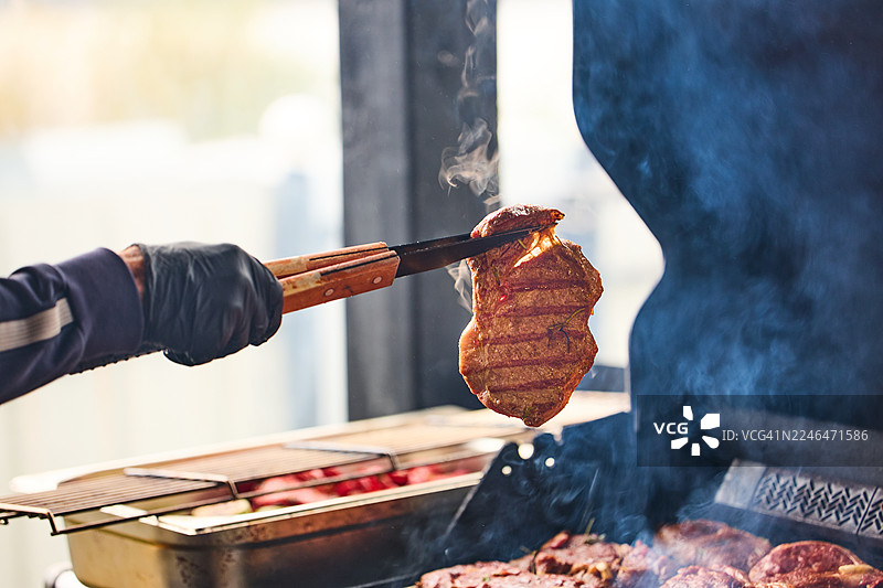烧烤架上的热烤肉图片素材