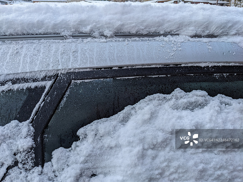 被雪覆盖的汽车图片素材