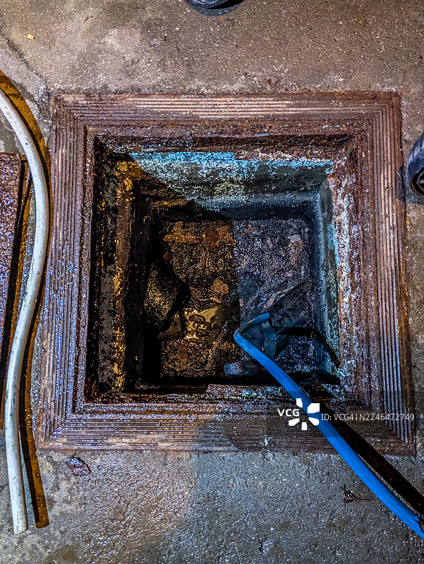 疏通堵塞的家庭污水管道图片素材