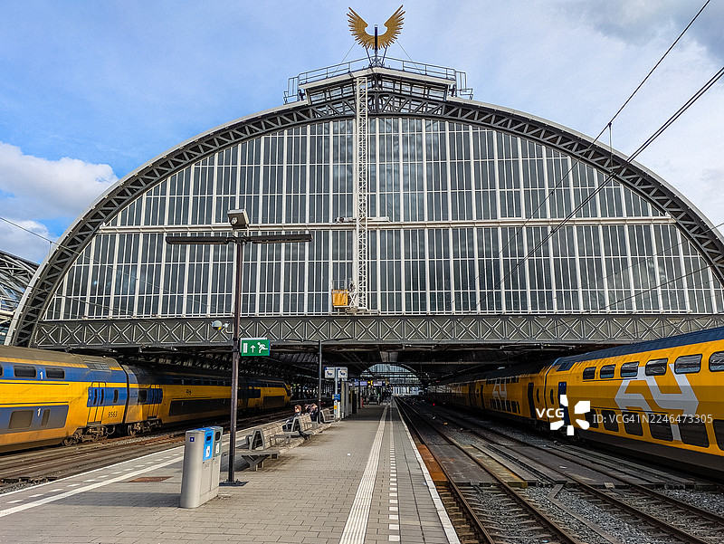 火车驶离阿姆斯特丹中央火车站图片素材