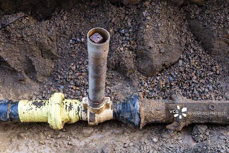 暴露的地下管道，带有垂直立管和阀门组件图片素材