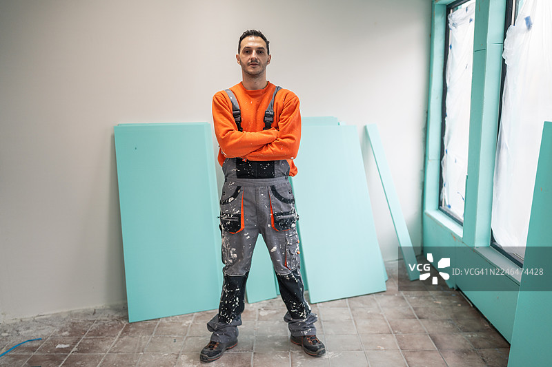 身着工作服、自信的年轻男性专业人士肖像图片素材