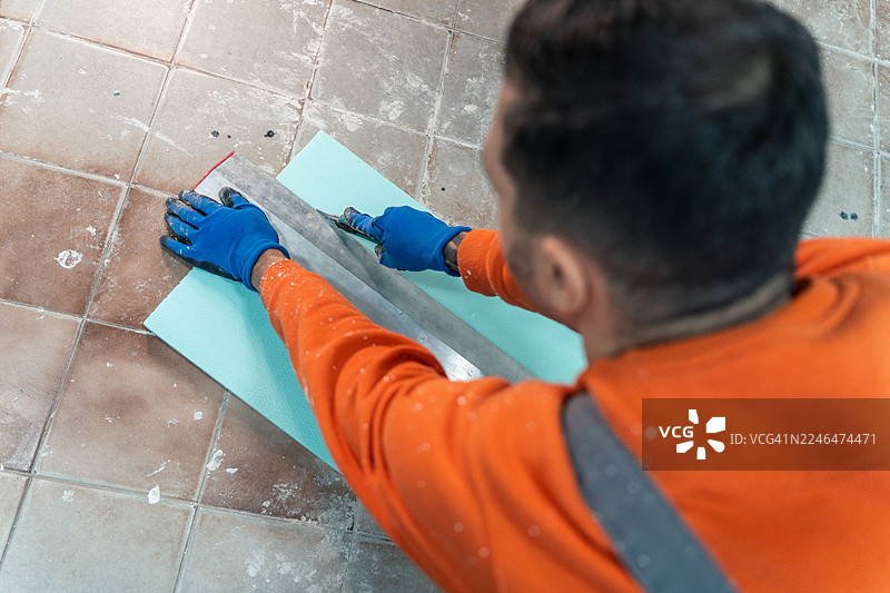 专业建筑工人正在用美工刀切割XPS保温板图片素材