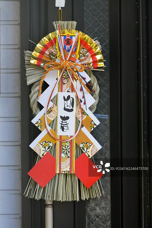 日式新年装饰品注连饰与迎春花图片素材