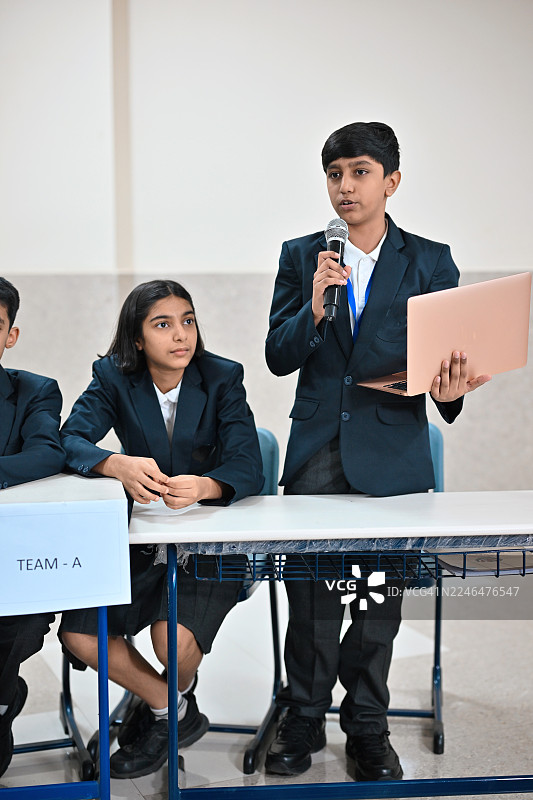 一名校辩论队队员正在陈述他们的论点图片素材