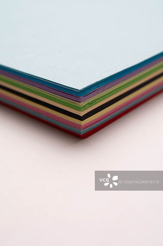 一叠整齐堆放的多色纸张。图片素材