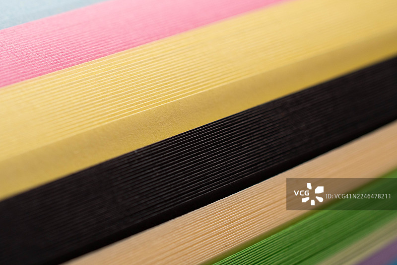 整齐堆叠的多色彩纸张图片素材