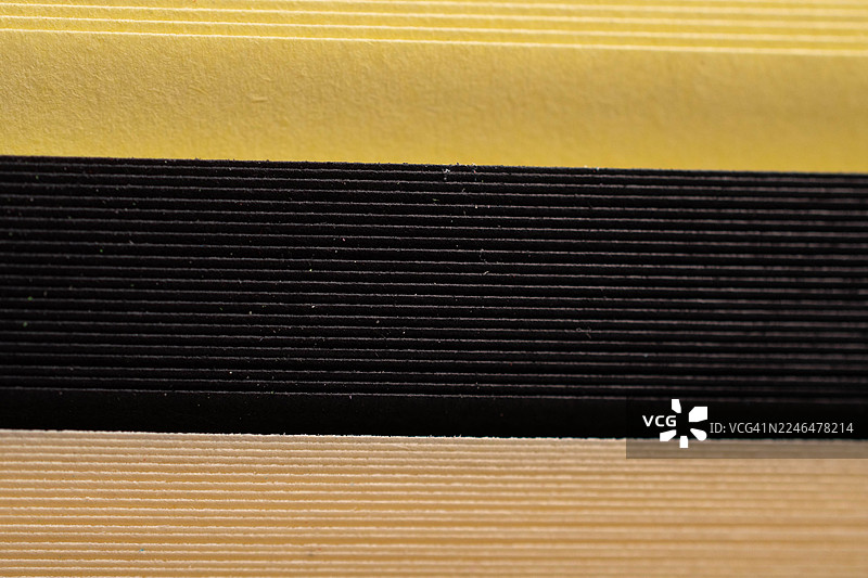 一叠整齐堆放的彩色纸。图片素材