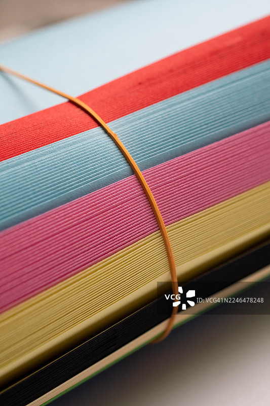 一叠整齐堆放的彩色纸张。图片素材