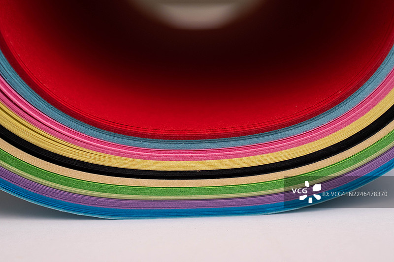 一叠整齐堆放的多彩纸张。图片素材