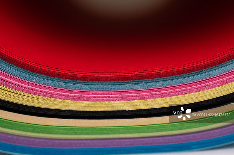 一叠整齐堆放的多色纸张。图片素材