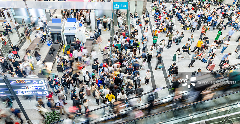 火车站大厅人群的俯视视角图片素材