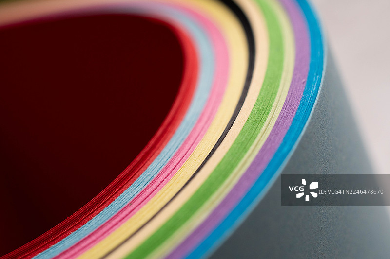 一叠整齐堆放的彩色纸张。图片素材