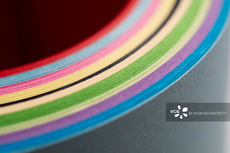 一叠整齐堆放的彩色纸张。图片素材