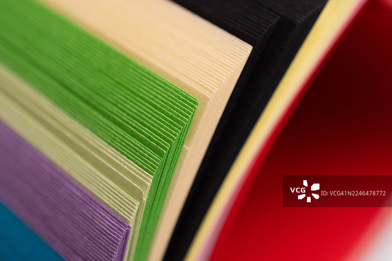 一叠整齐堆放的多色纸张。图片素材