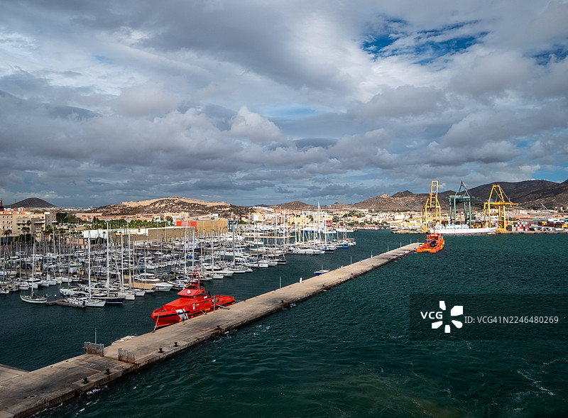 西班牙穆尔西亚卡塔赫纳的卡塔赫纳码头、港口和老城区图片素材