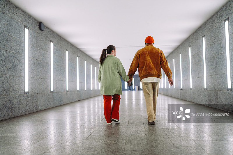 夫妻俩走在走廊里的背影图片素材