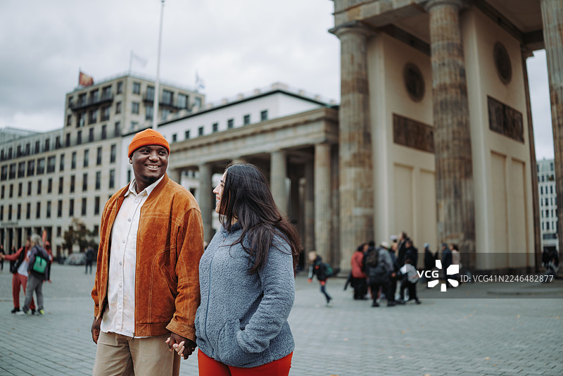 一对情侣走过柏林勃兰登堡门图片素材