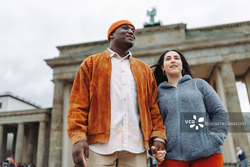 情侣在勃兰登堡门前探索城市广场图片素材