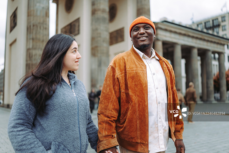 一对情侣在勃兰登堡门前探索城市广场图片素材