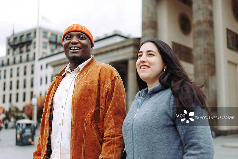 一对情侣在勃兰登堡门前探索城市广场图片素材