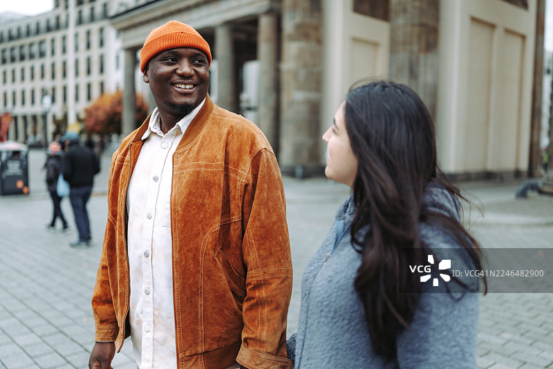 一对情侣在勃兰登堡门前探索城市广场图片素材