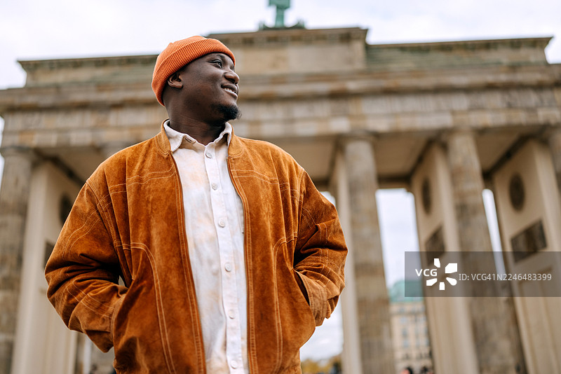 勃兰登堡门前的时髦男士肖像图片素材