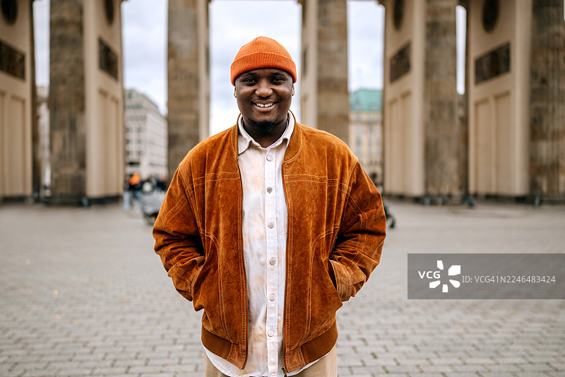 勃兰登堡门前的，一位时髦男士的肖像图片素材