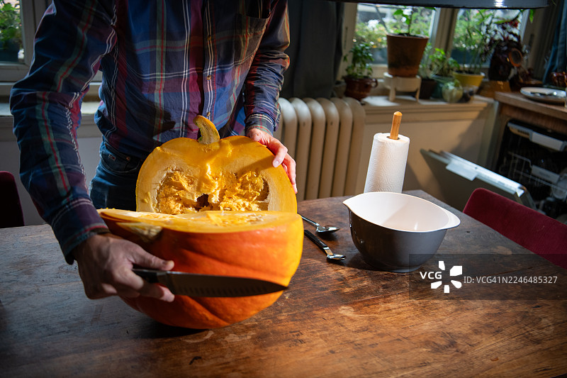 一个刚被切成两半的大南瓜图片素材